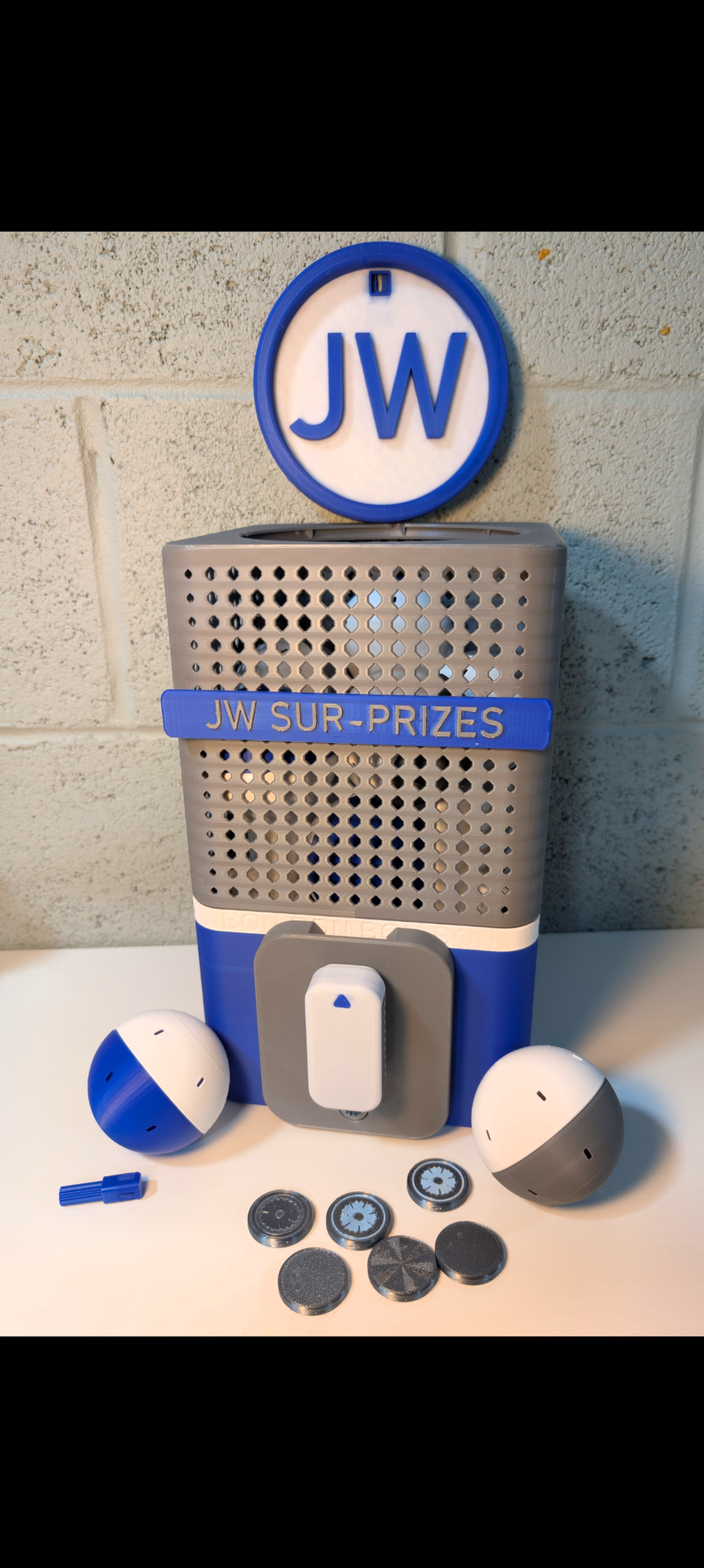 3D Printed Sur-prize "Coin" Operated Capsule Machine!